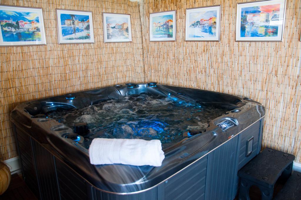 Camping Adria Mobile Homes In Camping Kastanija Novigrad Istria Esterno foto