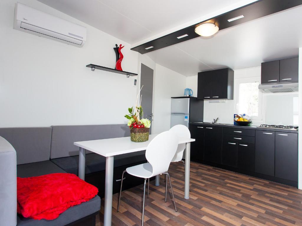 Camping Adria Mobile Homes In Camping Kastanija Novigrad Istria Camera foto