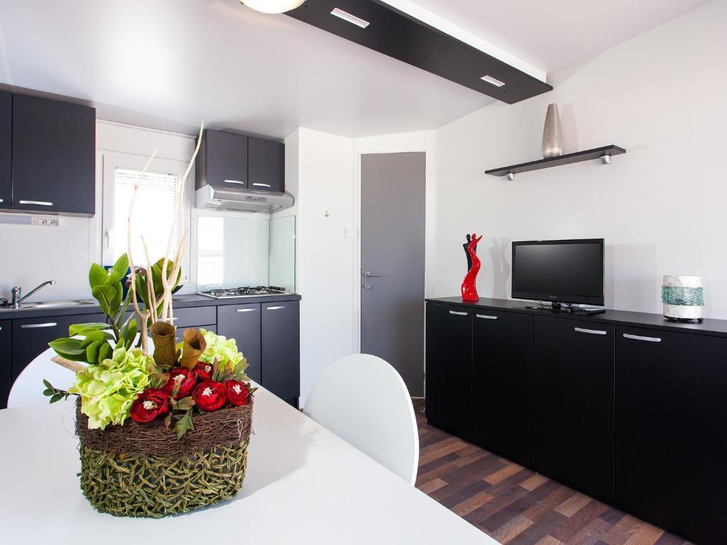 Camping Adria Mobile Homes In Camping Kastanija Novigrad Istria Camera foto