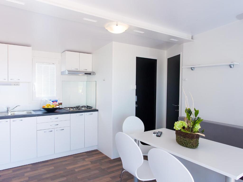 Camping Adria Mobile Homes In Camping Kastanija Novigrad Istria Camera foto