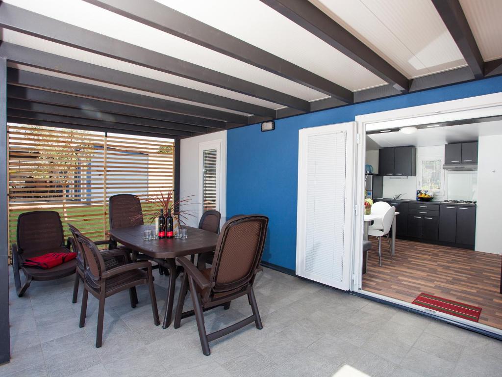Camping Adria Mobile Homes In Camping Kastanija Novigrad Istria Esterno foto