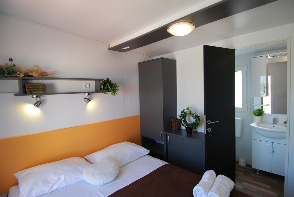 Camping Adria Mobile Homes In Camping Kastanija Novigrad Istria Esterno foto
