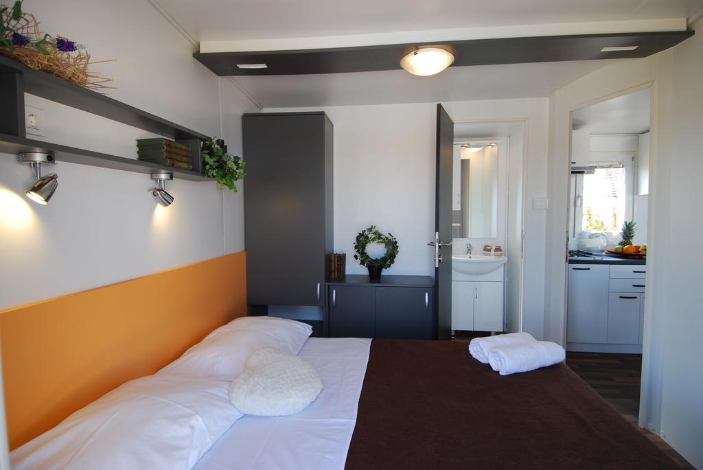 Camping Adria Mobile Homes In Camping Kastanija Novigrad Istria Esterno foto