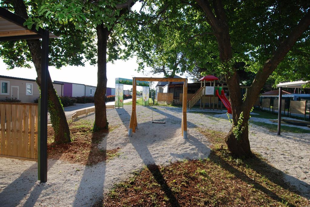 Camping Adria Mobile Homes In Camping Kastanija Novigrad Istria Esterno foto