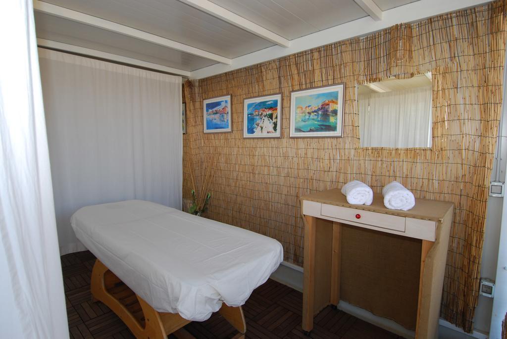 Camping Adria Mobile Homes In Camping Kastanija Novigrad Istria Esterno foto