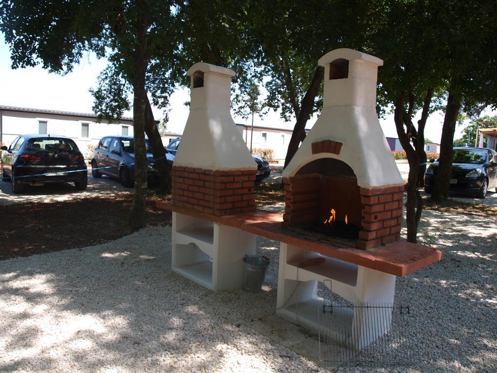 Camping Adria Mobile Homes In Camping Kastanija Novigrad Istria Esterno foto