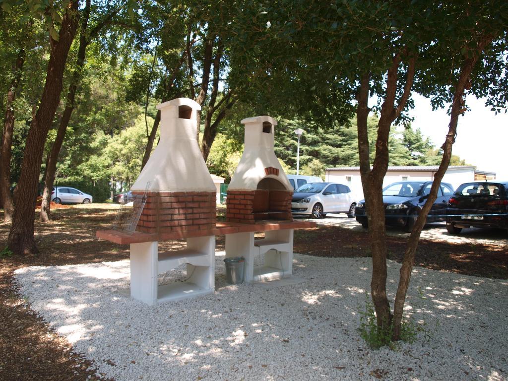 Camping Adria Mobile Homes In Camping Kastanija Novigrad Istria Esterno foto