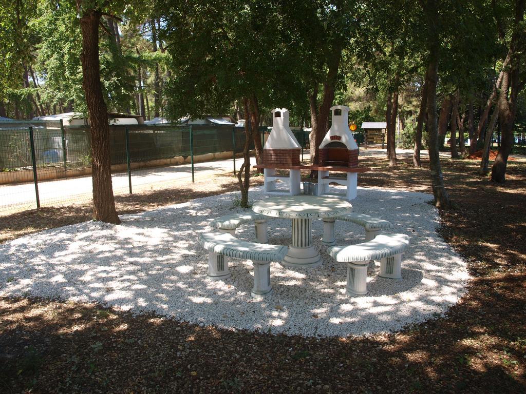 Camping Adria Mobile Homes In Camping Kastanija Novigrad Istria Esterno foto