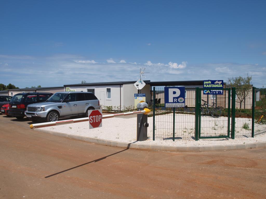 Camping Adria Mobile Homes In Camping Kastanija Novigrad Istria Esterno foto