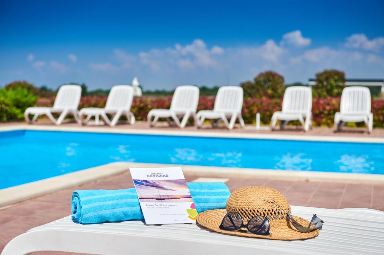 Camping Adria Mobile Homes In Camping Kastanija Novigrad Istria Esterno foto